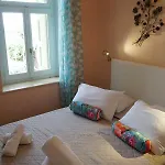 Gialos سيمي